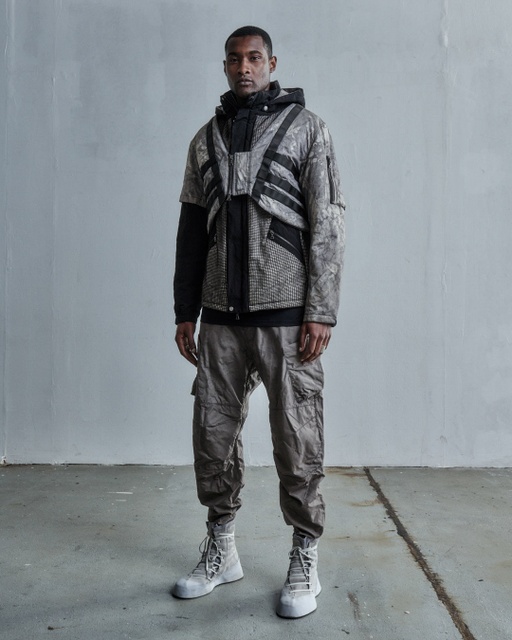 A man wearing a ENFIN LEVÉ grey technical jacket and matching pants