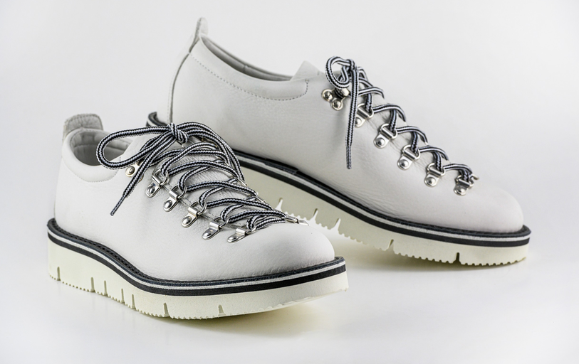 An image of Fracap white low top indian shoes