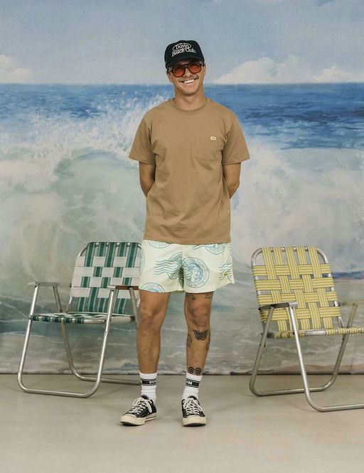 A man wearing Duvin pocket tee brown