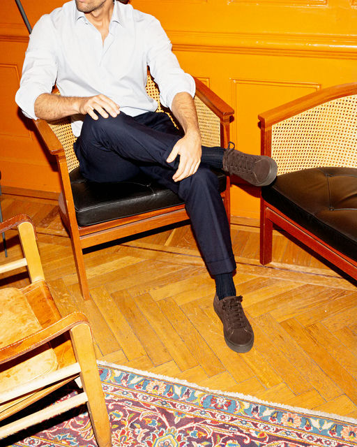 A man wearing Myrqvist dark brown suede sneaker