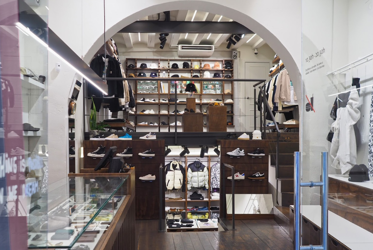 An inside image of 12 Pulgadas store