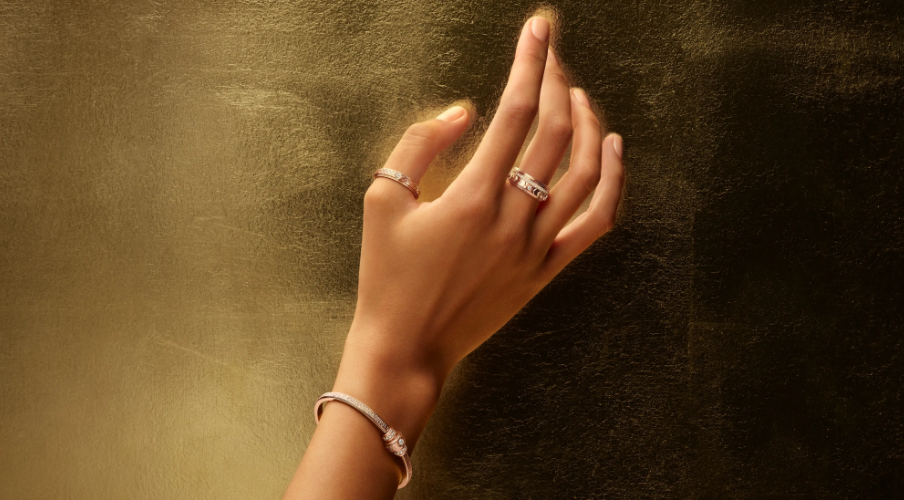 A woman wearing Piaget possession "Snake pattern" ring in 18k rose gold