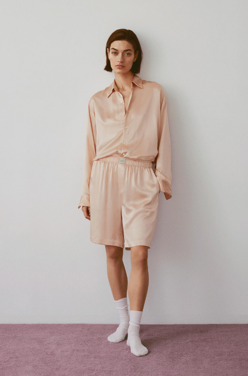 A woman wearing Comme Si  la boxer bermuda