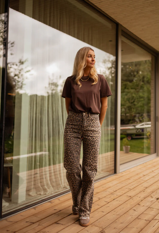 A woman wearing Easy Clothes​ t-shirt jane